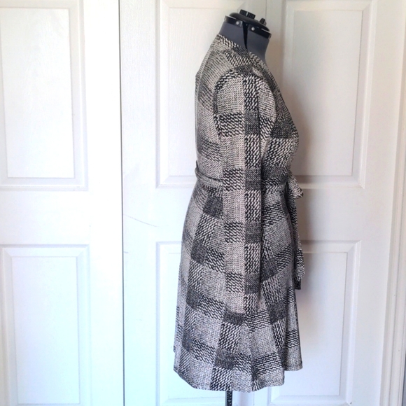 Banana Republic Black and White Print Wrap Dress - Picture 4 of 7